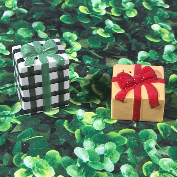 Hallmark Christmas Presents Salt & Pepper Shackers NEW - Picture 7 of 12